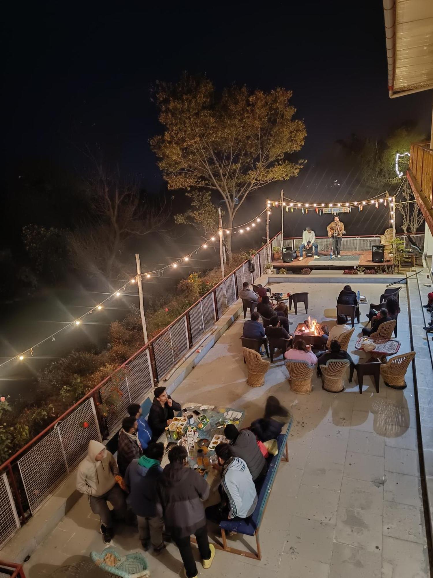 Bir Nest Hostel Buitenkant foto